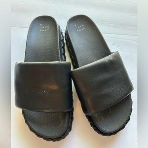 A new day sandals black size 9 plataform gently used